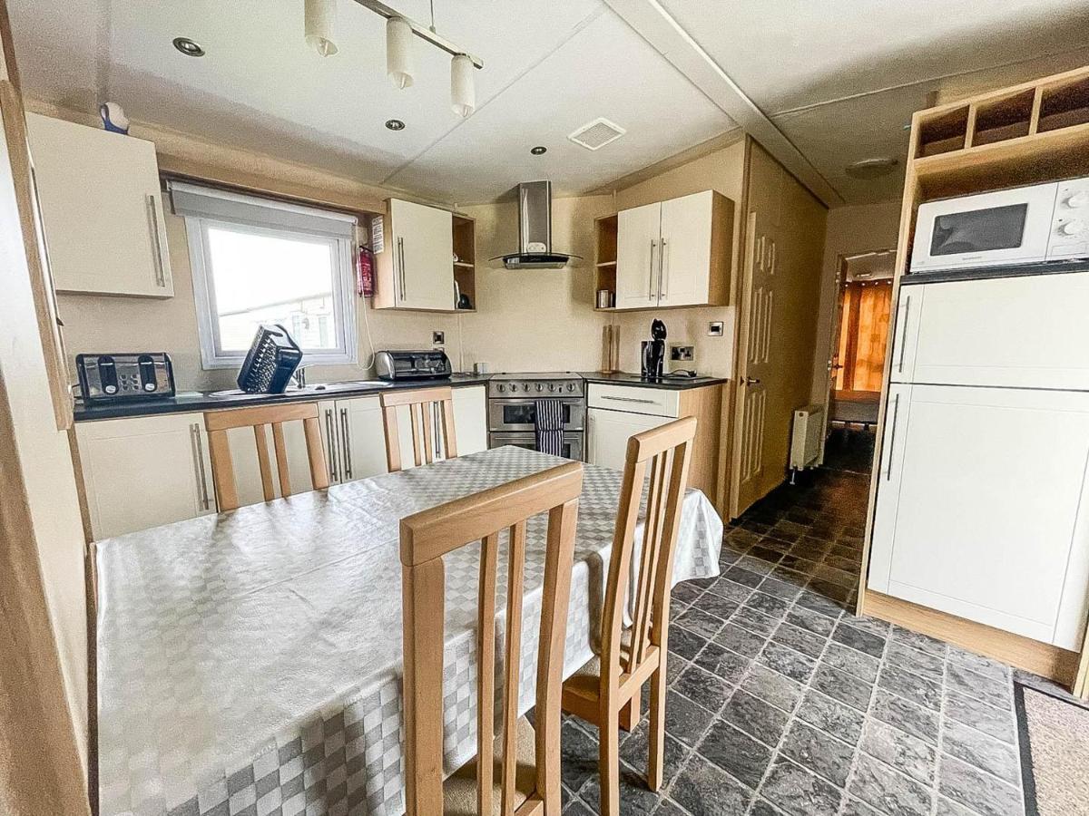 Lovely Caravan With Decking At Heacham Beach In Norfolk, Sleeps 6 Ref 21020C Exteriör bild