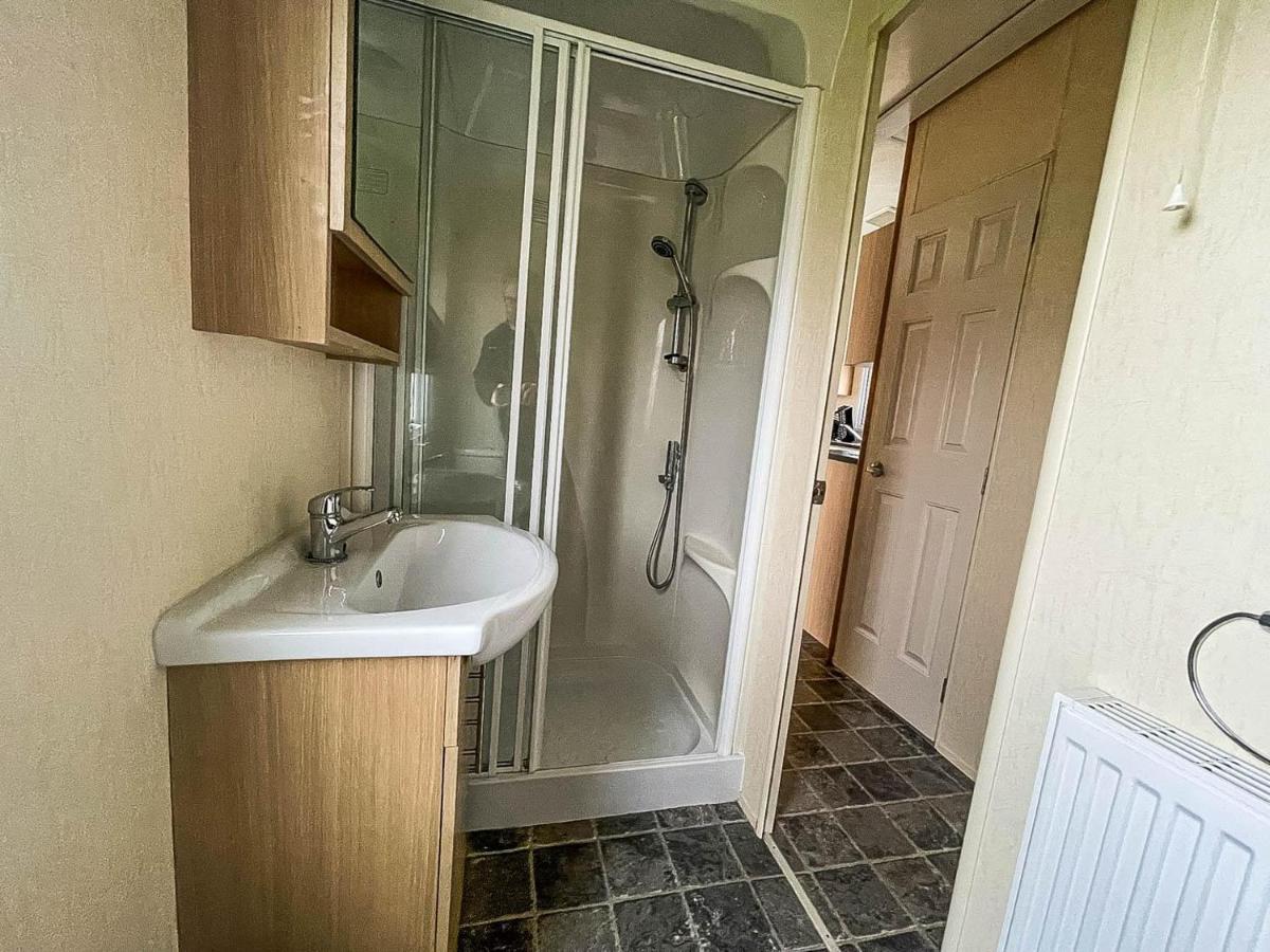 Lovely Caravan With Decking At Heacham Beach In Norfolk, Sleeps 6 Ref 21020C Exteriör bild