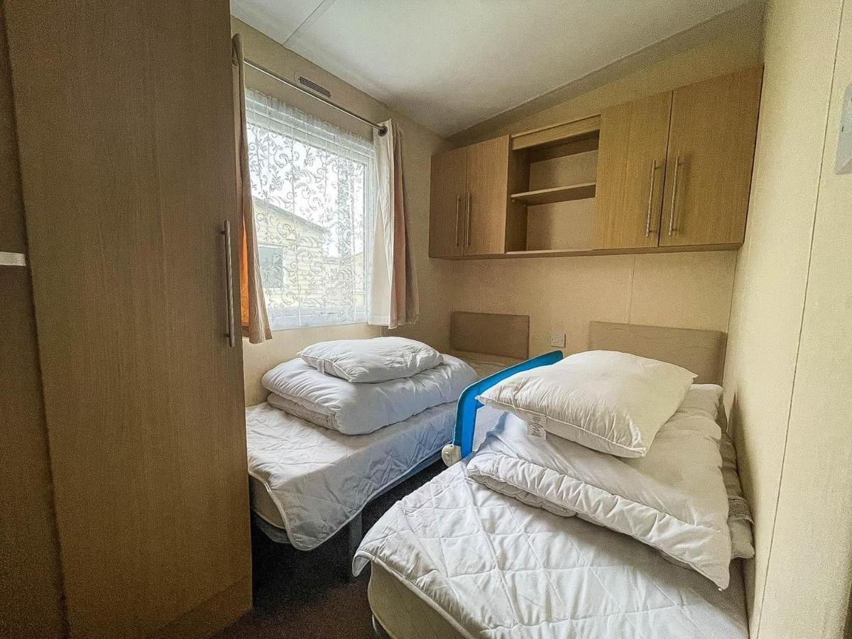 Lovely Caravan With Decking At Heacham Beach In Norfolk, Sleeps 6 Ref 21020C Exteriör bild