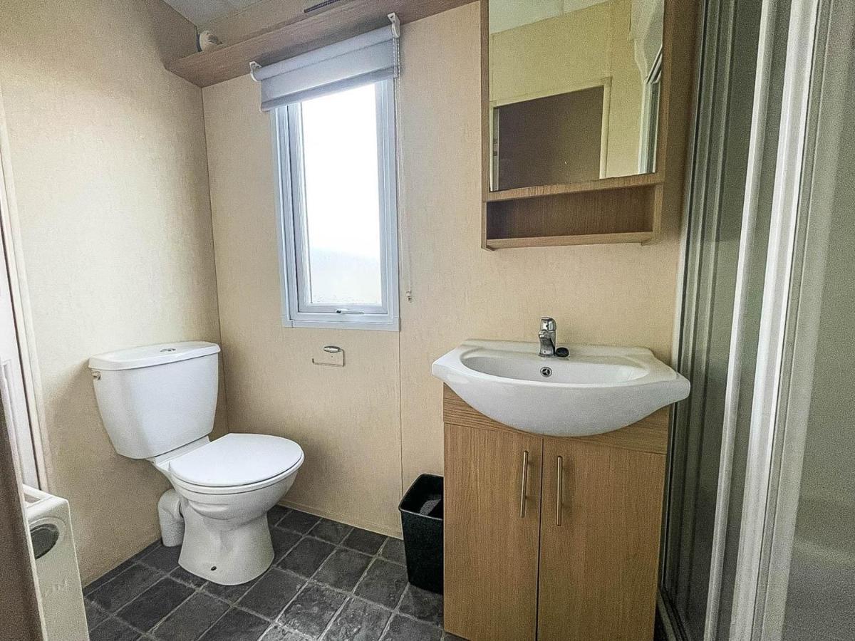Lovely Caravan With Decking At Heacham Beach In Norfolk, Sleeps 6 Ref 21020C Exteriör bild